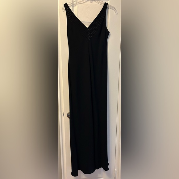 Jones New York Evening gown with bugle bead neckline. - Picture 3 of 3